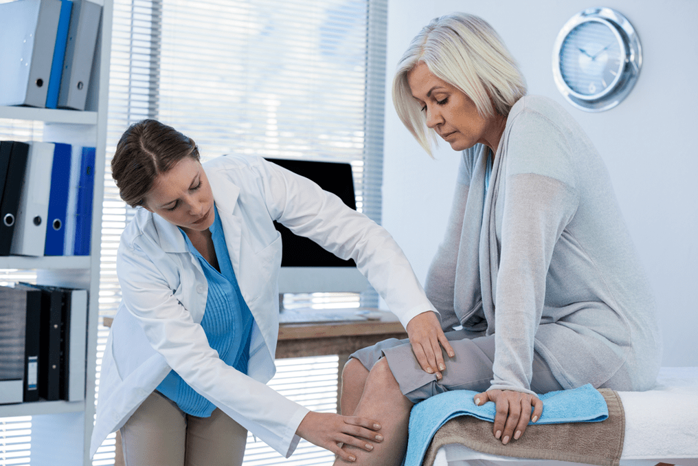 Liječnik pregledava pacijenta s artrozom zgloba koljena