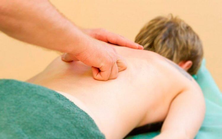 Izvođenje torakalne masaže leđa za osteohondrozu